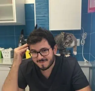 Pablo Hervás, veterinario, con un gato sobre el hombro